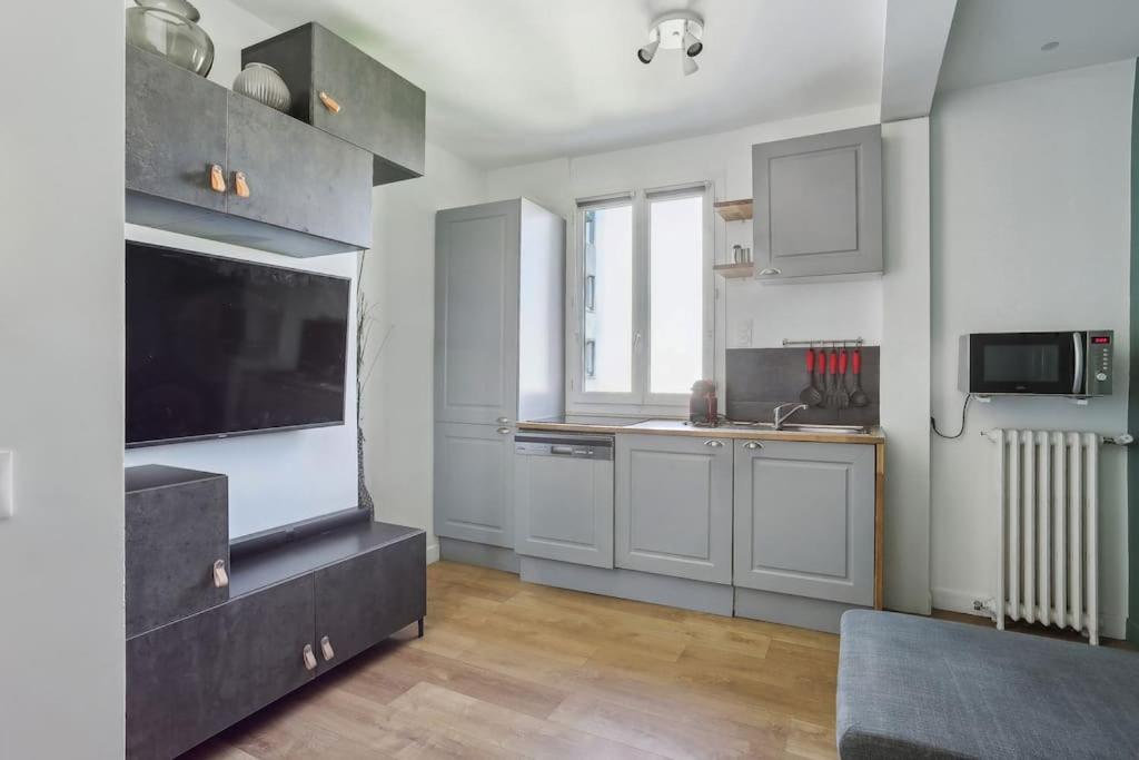 9-minute Walk From La Defense - 1 Bedroom Apartment *